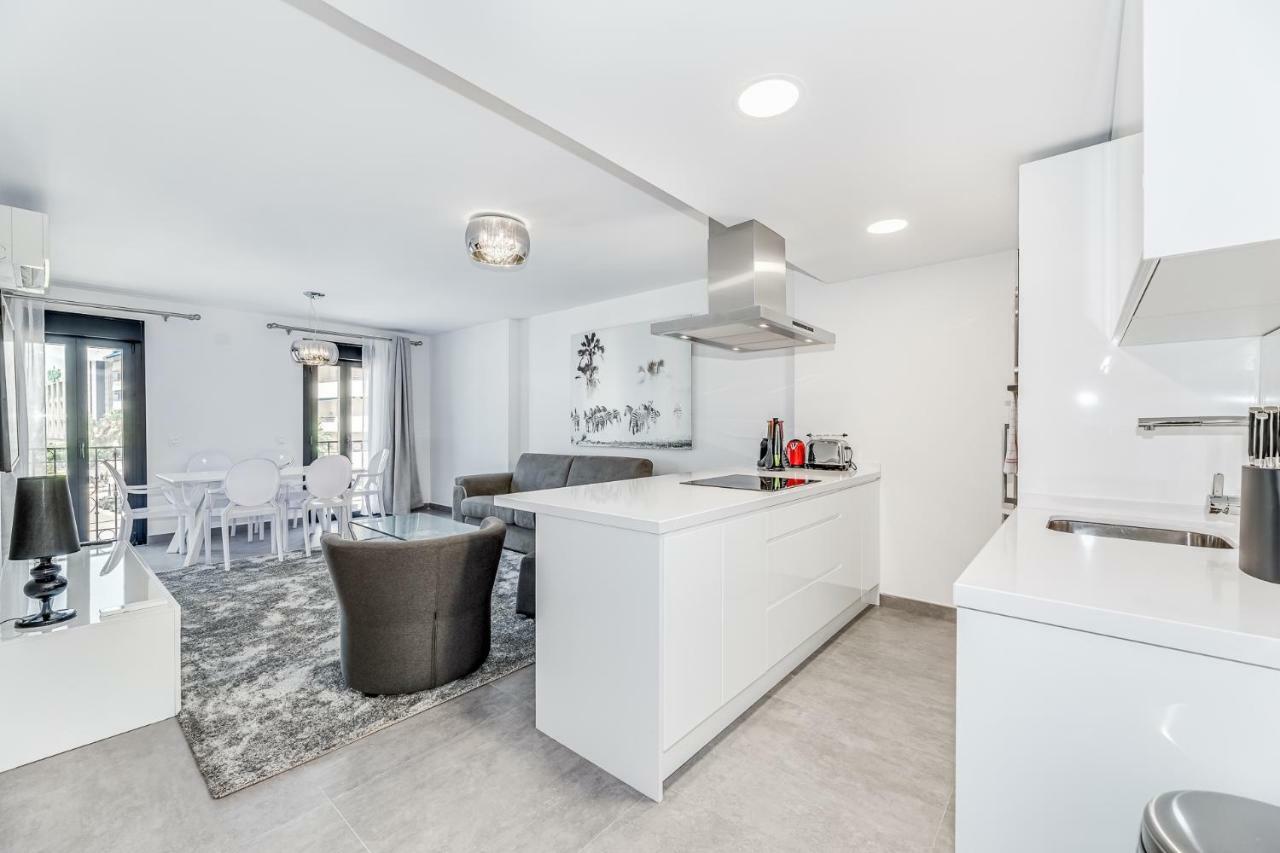 By Riva - Luxurious, Exclusive 2 Bedroom Apt Inside Puerto Banus マルベーリャ エクステリア 写真